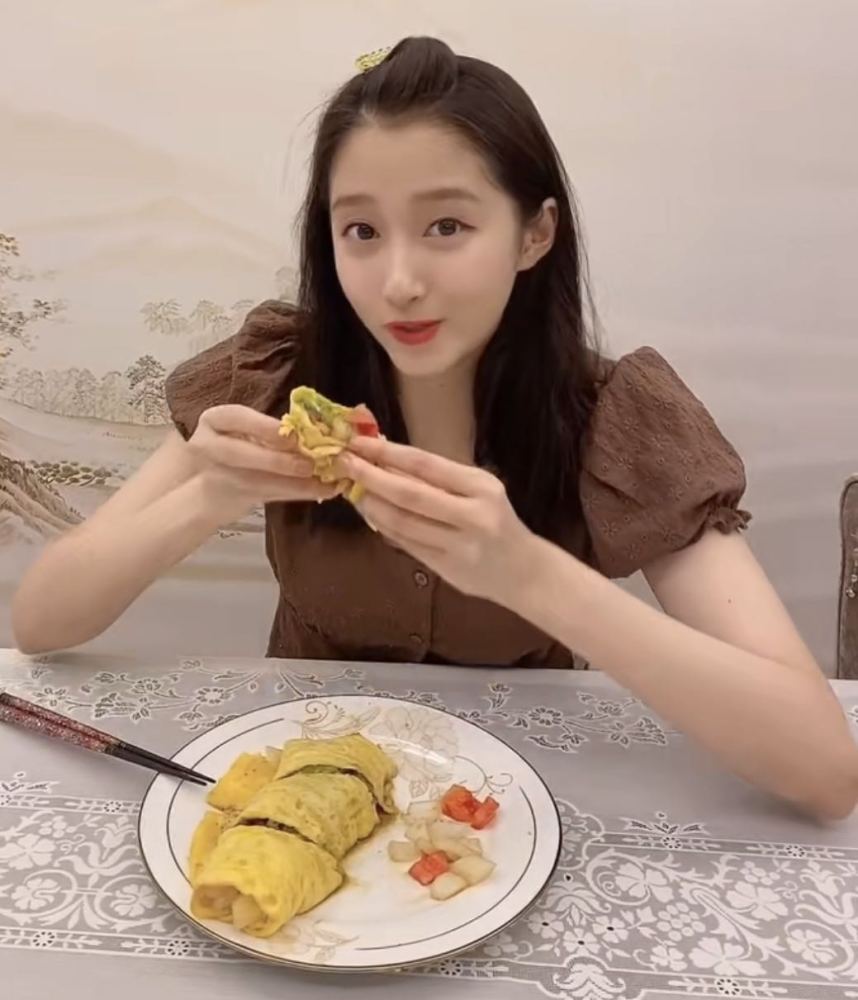 关晓彤晒男友视角?手拿"腋下包"表示开心,像是刚运动完