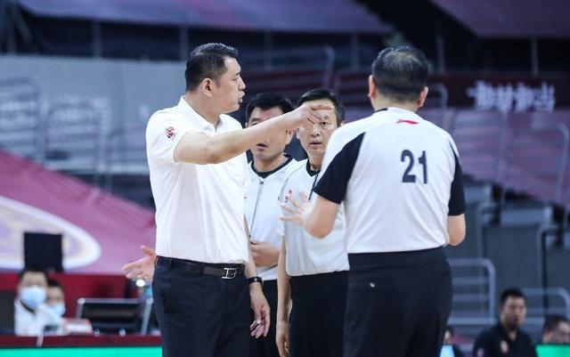 cba公布新季裁判员名单闫军领衔专业裁判总计112人团体