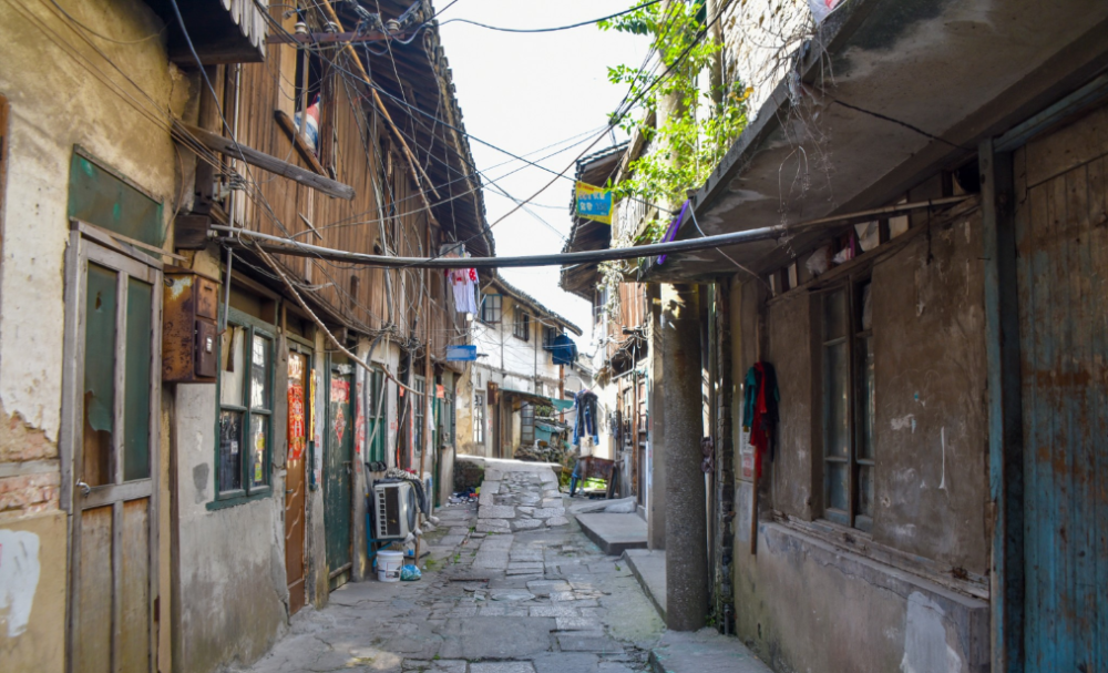 上海一条千年老街经济落后斑驳破旧价值被低估正慢慢消失