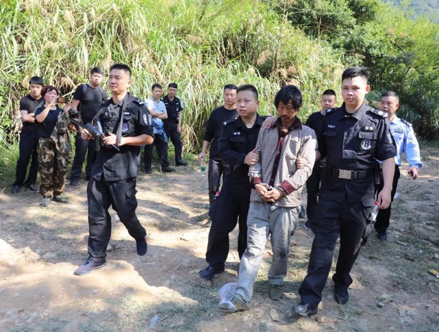 浙江仙居警方悬赏20万通缉的命案逃犯在一山洞内被抓获