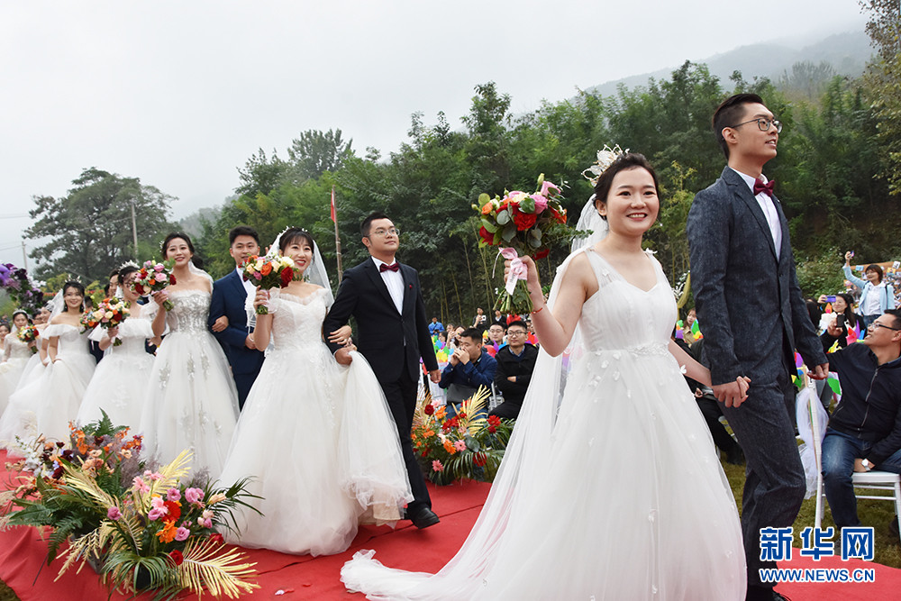 陕西西安乡村公园里的特殊集体婚礼