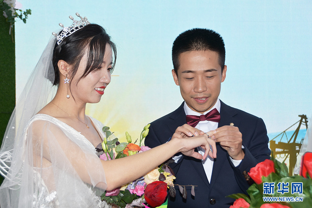 陕西西安乡村公园里的特殊集体婚礼