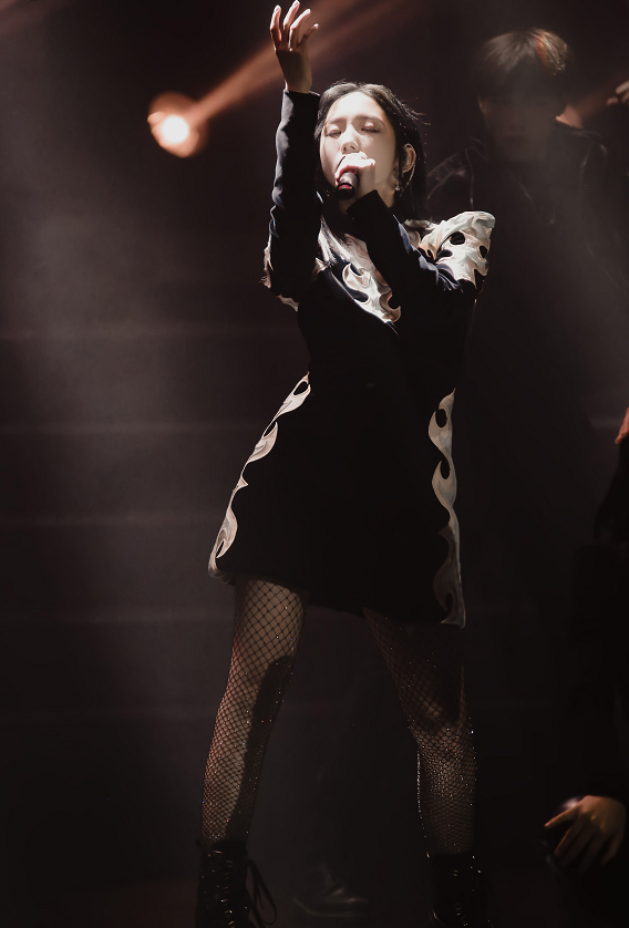 这应该是孟美岐最土豪的一次,丝袜上下镶满碎钻,生图下腿型太真实