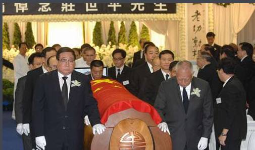 他一生心系国家去世享国葬捐赠国家2000亿儿子却在香港开巴士
