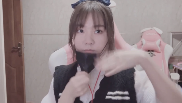 小团团口罩意外滑落美哭众人沙雕风格却依旧看到1画面弹幕沸腾炸锅