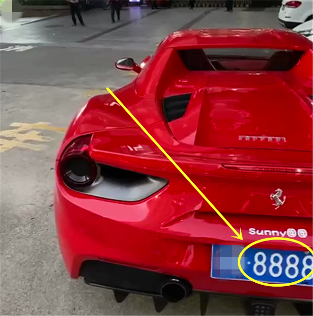 法拉利488挂"财神牌",车牌8888值6位数,还和"发"是谐音_腾讯新闻