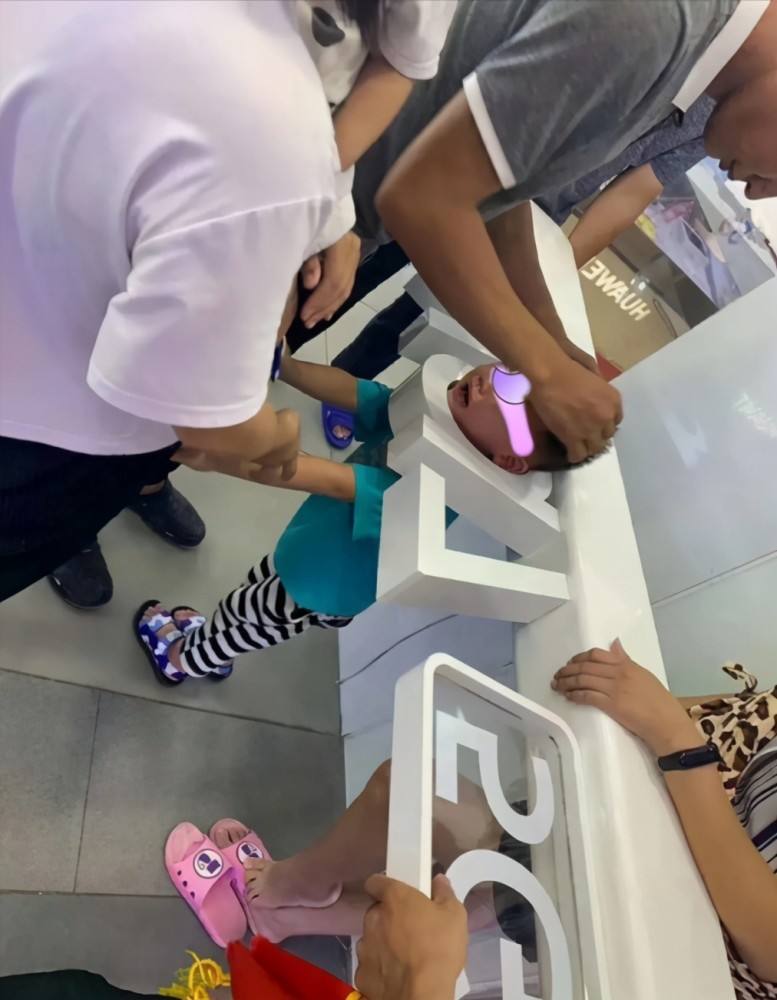 熊孩子|“熊孩子”卡在了华为体验店，为什么有的缝隙进去容易出来难？