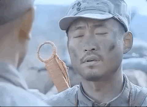 团长,现在是敌人在进攻啊."下一句:"传我的命令,全体上刺刀,准备进攻.