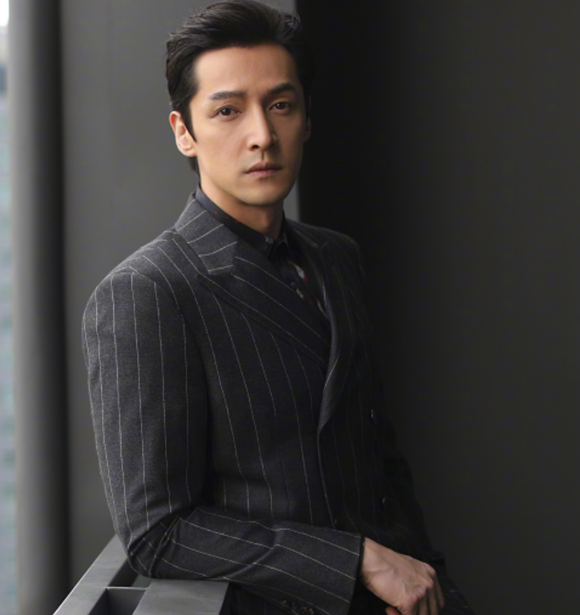 并且在早年前胡歌的颜值真的是非常巅峰的了,放在现在这个时代来说