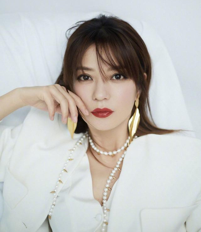 萧亚轩|鲜肉收割机萧亚轩深夜失神痛哭，哪个女人的风光不是伴随着苦楚