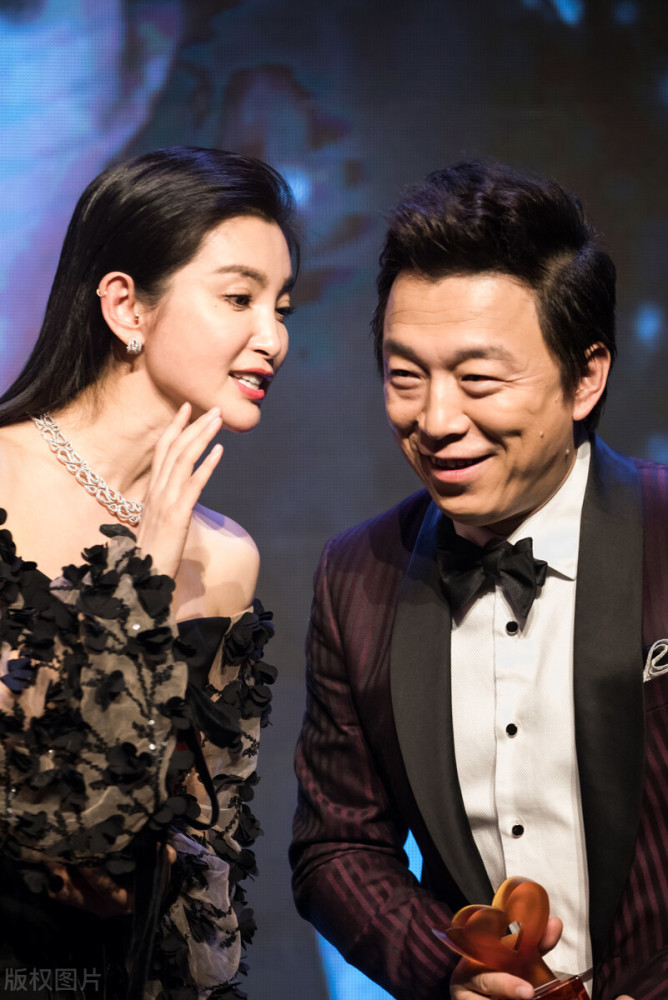 黄渤与袁泉私下聚会,6岁的女儿身高几乎到爸爸肩膀