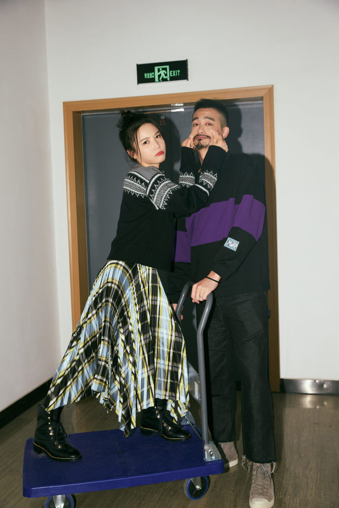 杨子姗吴中天情侣写真发布爱意十足搞怪不断