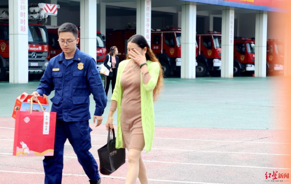 一位天津港爆炸牺牲消防员母亲的5年终于走出可以直面悲痛