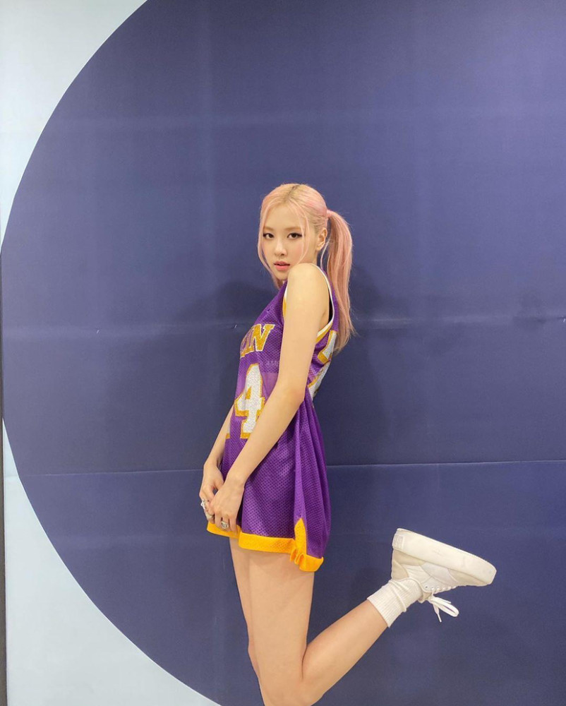 粉墨拿一位开心晒照朴彩英下衣失踪穿湖人球衣成锦鲤lisa拳击装酷帅