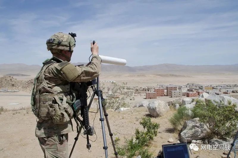 士兵们在欧文堡测试战术网络和电磁频谱能力.