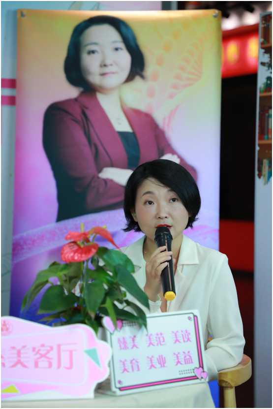她很有力量