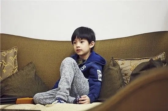 董洁|董洁儿子近照超帅气，离婚后和爸爸潘粤明没见过面，究竟什么仇？