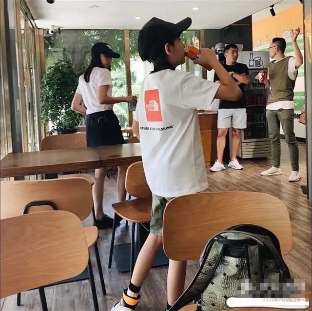 董洁|董洁儿子近照超帅气，离婚后和爸爸潘粤明没见过面，究竟什么仇？