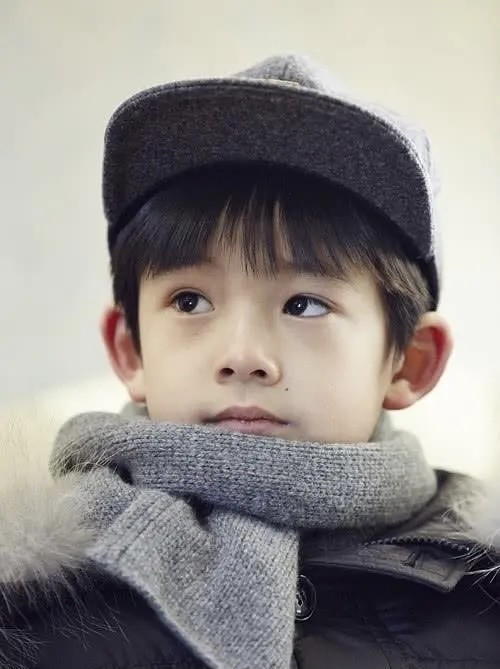 董洁|董洁儿子近照超帅气，离婚后和爸爸潘粤明没见过面，究竟什么仇？