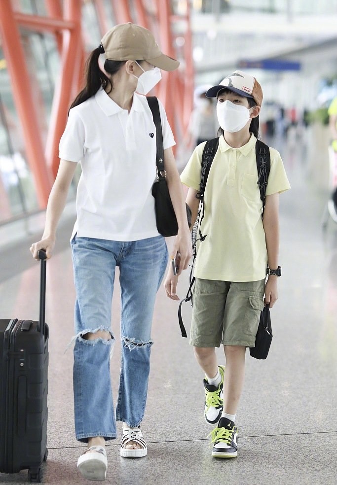 董洁|董洁儿子近照超帅气，离婚后和爸爸潘粤明没见过面，究竟什么仇？