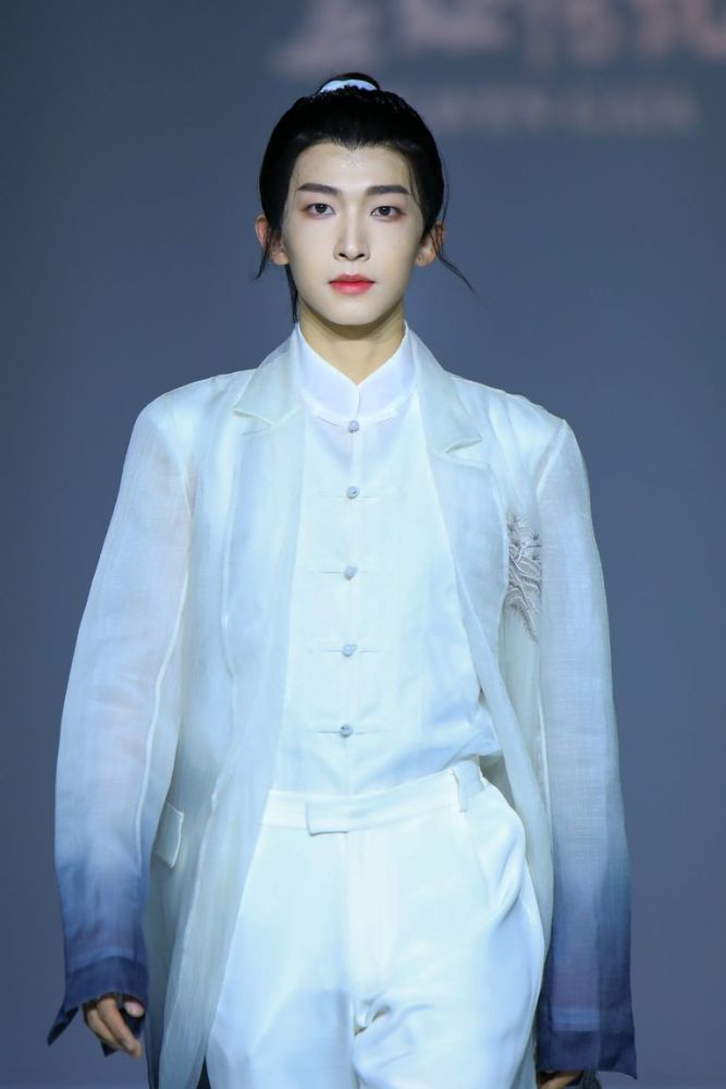 盖娅传说61熊英2021ss上海国际时装周发布秀圆满成功