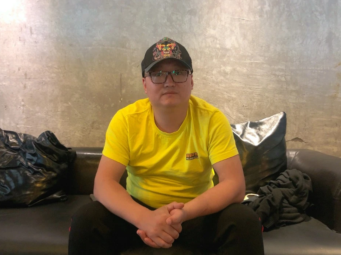 导演韩涛涉嫌性骚扰对编剧昔央搂搂抱抱还把舌头伸进耳朵