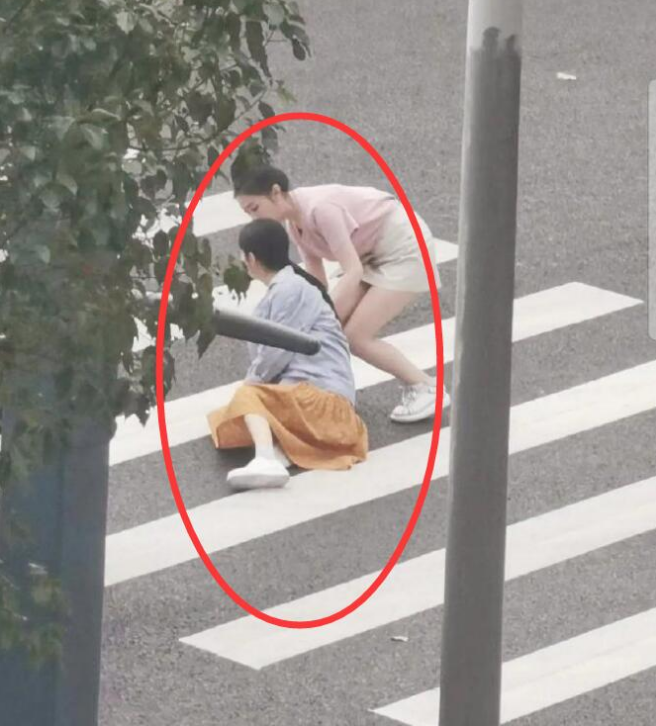 赵丽颖|赵丽颖新剧路透被曝，挺着“孕肚”太真实了！可身材却成唯一吐槽点