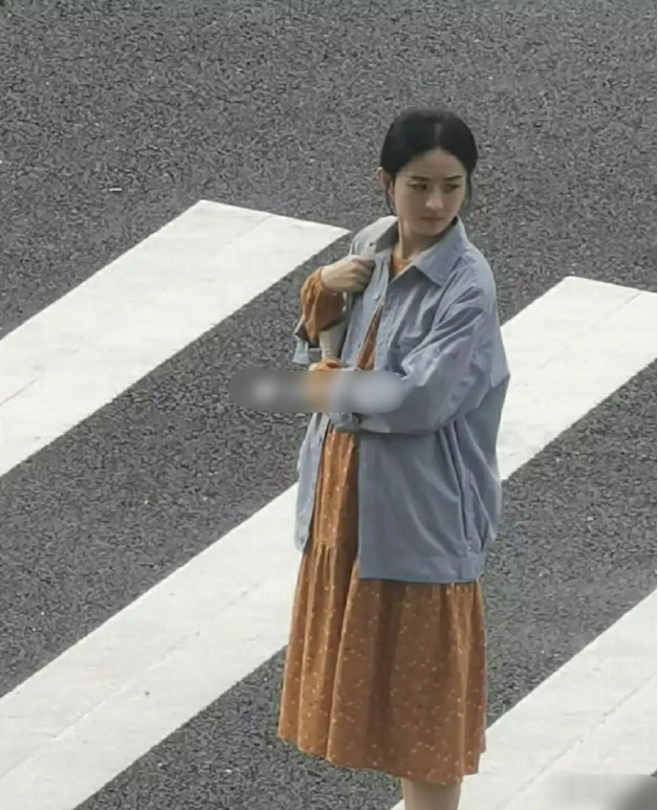 赵丽颖|赵丽颖新剧路透被曝，挺着“孕肚”太真实了！可身材却成唯一吐槽点