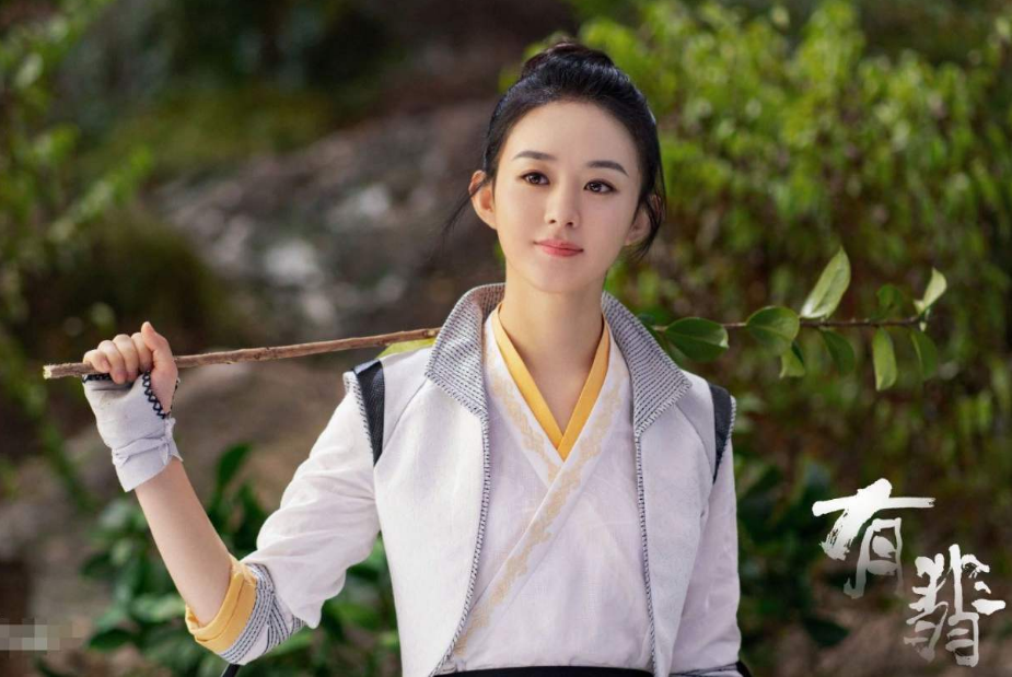 赵丽颖|赵丽颖新剧路透被曝，挺着“孕肚”太真实了！可身材却成唯一吐槽点