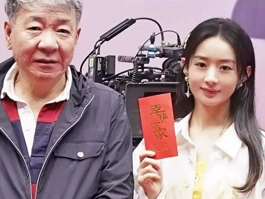 赵丽颖|赵丽颖新剧路透被曝，挺着“孕肚”太真实了！可身材却成唯一吐槽点