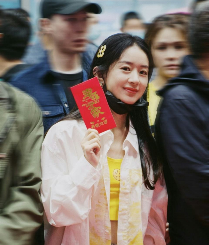 赵丽颖|赵丽颖新剧路透被曝，挺着“孕肚”太真实了！可身材却成唯一吐槽点