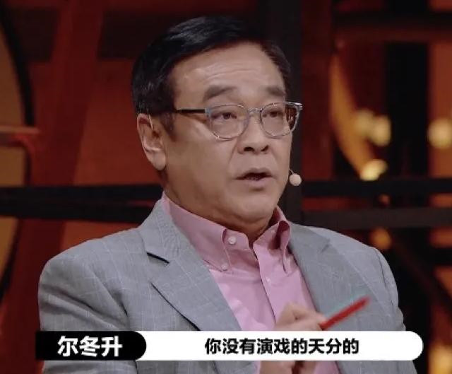 尔冬升|尔冬升有多豪横？出自电影世家，20岁当男主，前女友是张曼玉