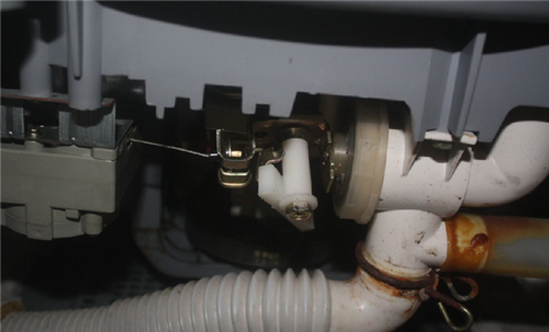 洗衣机漏水该怎么办洗衣机漏水原因如下