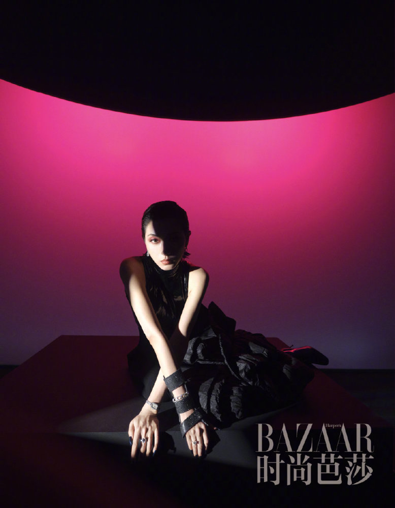 万茜|万茜钢管舞大片被曝，风格变化有点大，出道18年终成一线女星