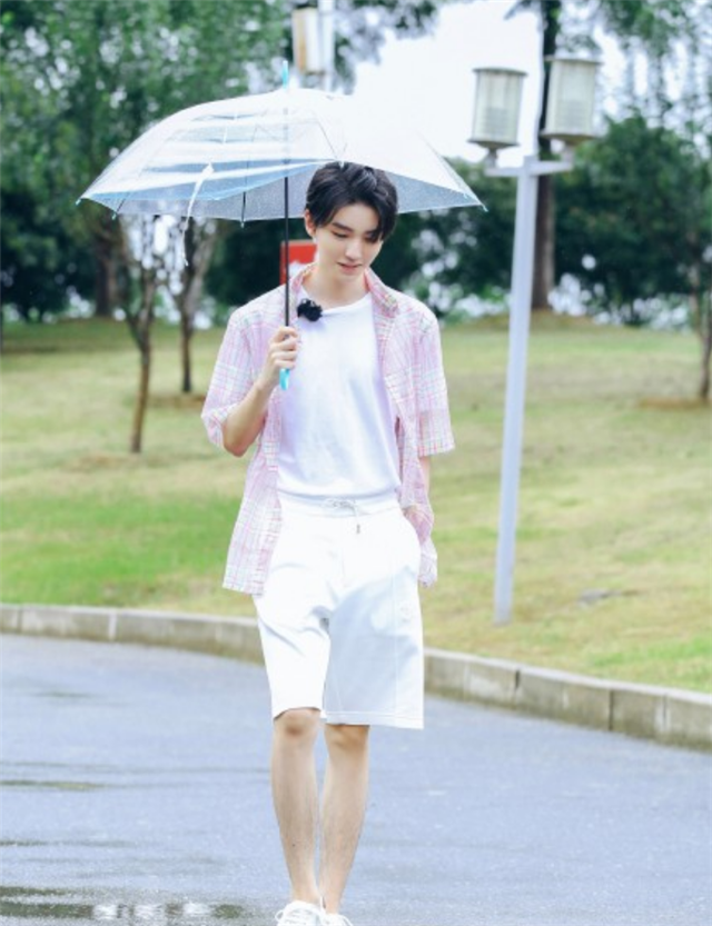 王俊凯|王俊凯被网友质疑整容，他高情商回应：瘦身效果明显