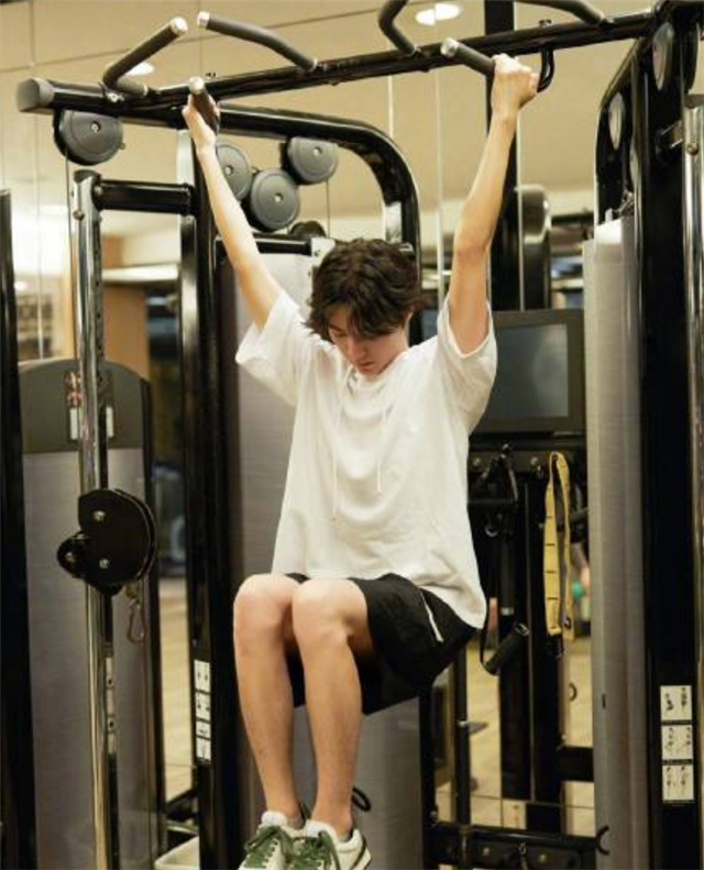 王俊凯|王俊凯被网友质疑整容，他高情商回应：瘦身效果明显