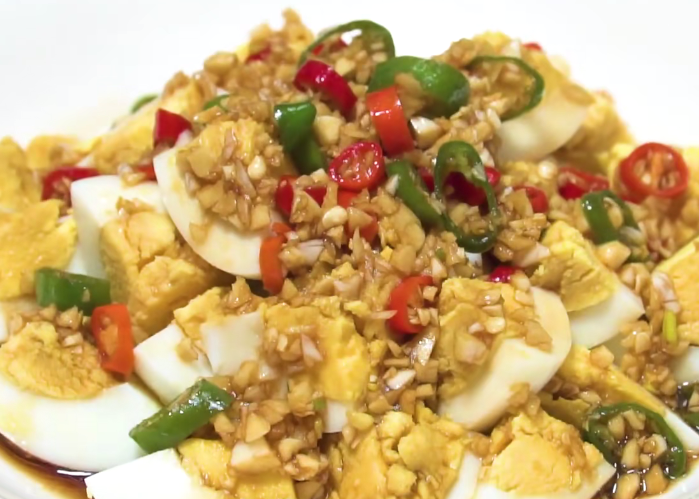 分享一款蒜蓉凉拌鸡蛋鲜香味美简单营养老少皆宜的美食