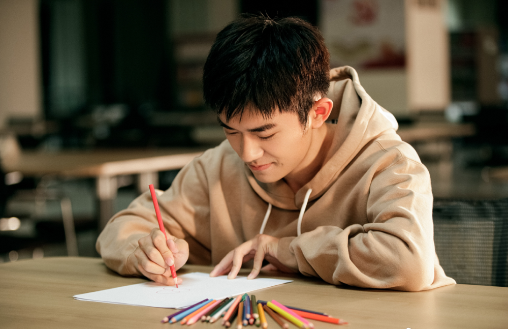 易烊千玺|易烊千玺谈自身流量，一番话好有想法！少年你别忘了你才不到20岁