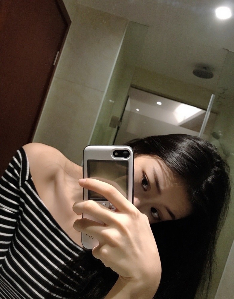 王承渲最新私服穿条纹上衣示范锁骨杀身材比例惊艳