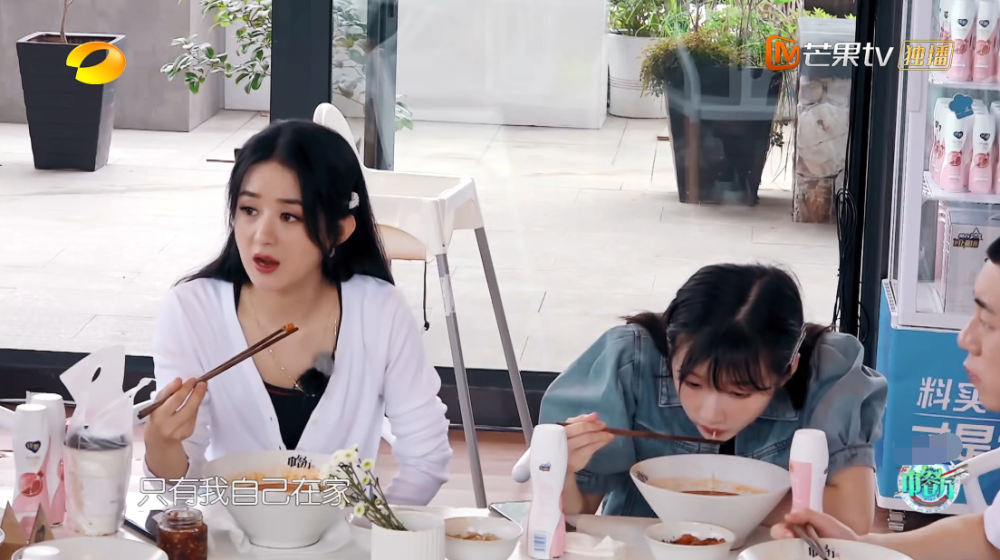 黄晓明|嘉宾偷奸耍滑争着外出，黄晓明制止遭回呛，杨超越被当枪使太单纯