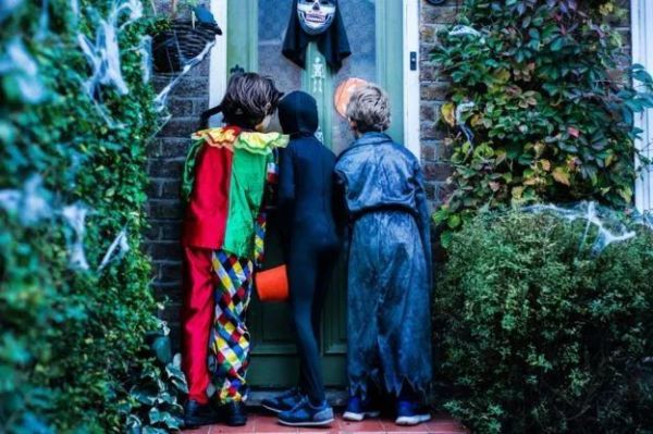 疫情下,万圣节还能"trick or treat"吗?