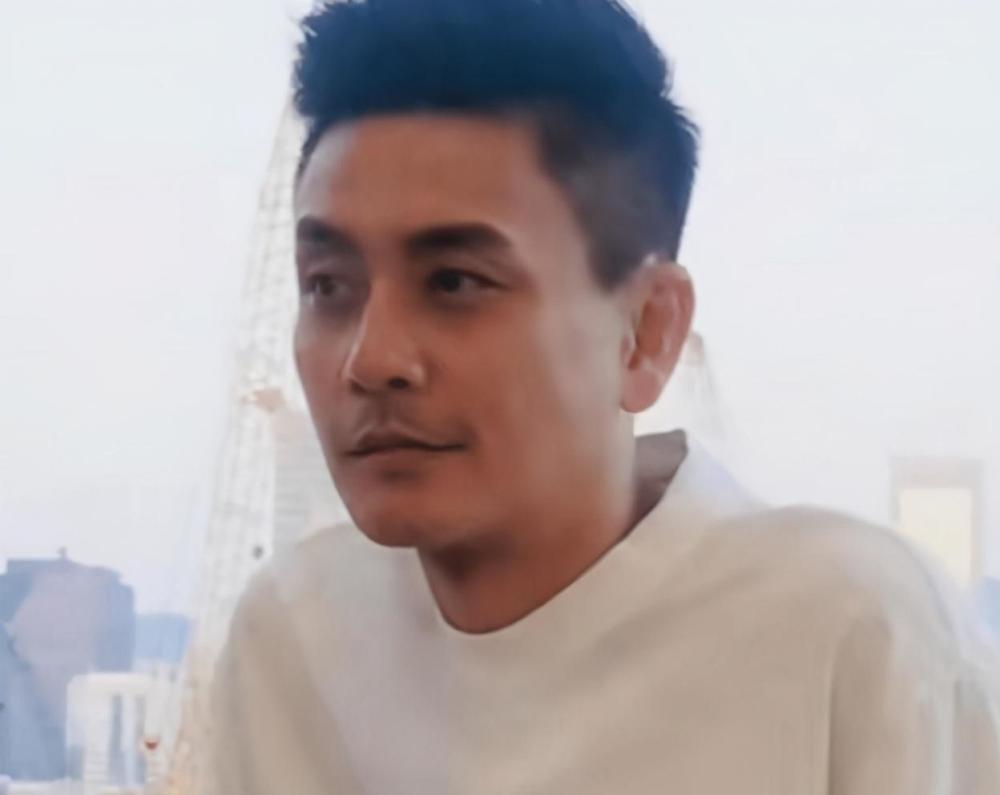 黄宗泽近照曝光胡子拉碴状态沧桑曾和胡杏儿刻骨铭心