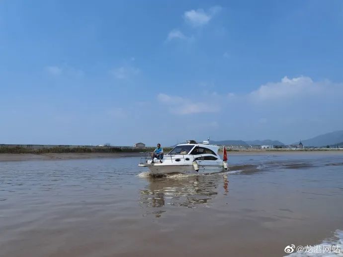 导致英语老师想不通,来到瓯南大桥直接跳下.路过群众发现后报警.