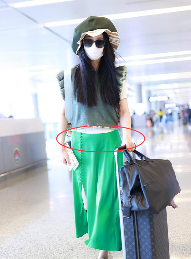 范冰冰|范冰冰和妈妈现身机场，小腹突出太明显，被指是：正常的中年发福