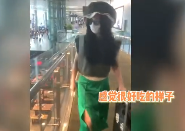 范冰冰|范冰冰和妈妈现身机场，小腹突出太明显，被指是：正常的中年发福