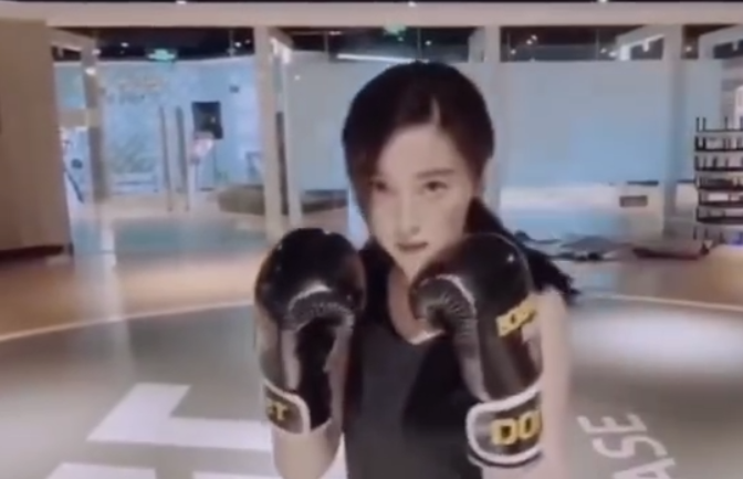 范冰冰|范冰冰和妈妈现身机场，小腹突出太明显，被指是：正常的中年发福