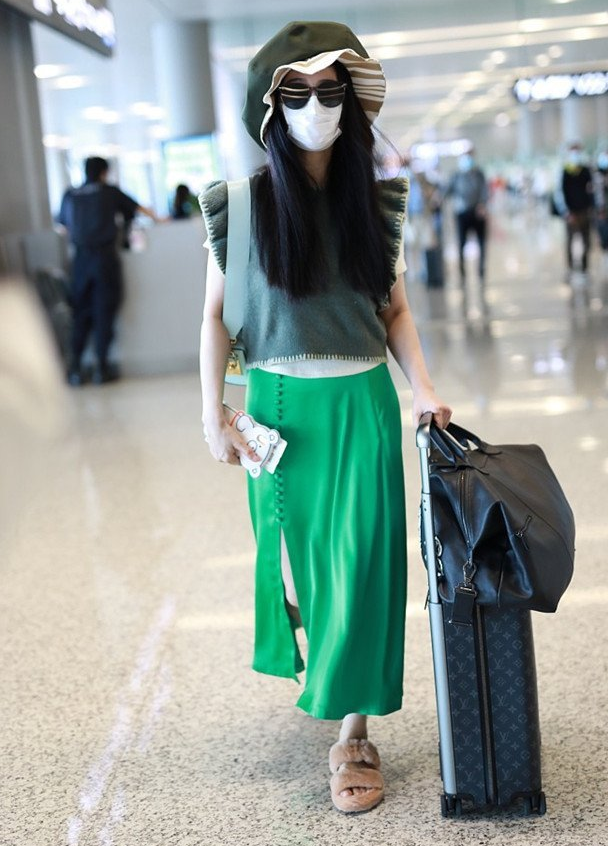 范冰冰|范冰冰和妈妈现身机场，小腹突出太明显，被指是：正常的中年发福