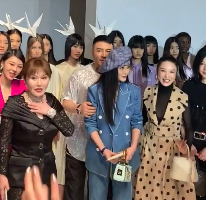 范冰冰|范冰冰和妈妈现身机场，小腹突出太明显，被指是：正常的中年发福