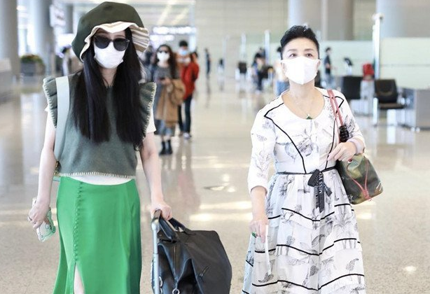 范冰冰|范冰冰和妈妈现身机场，小腹突出太明显，被指是：正常的中年发福