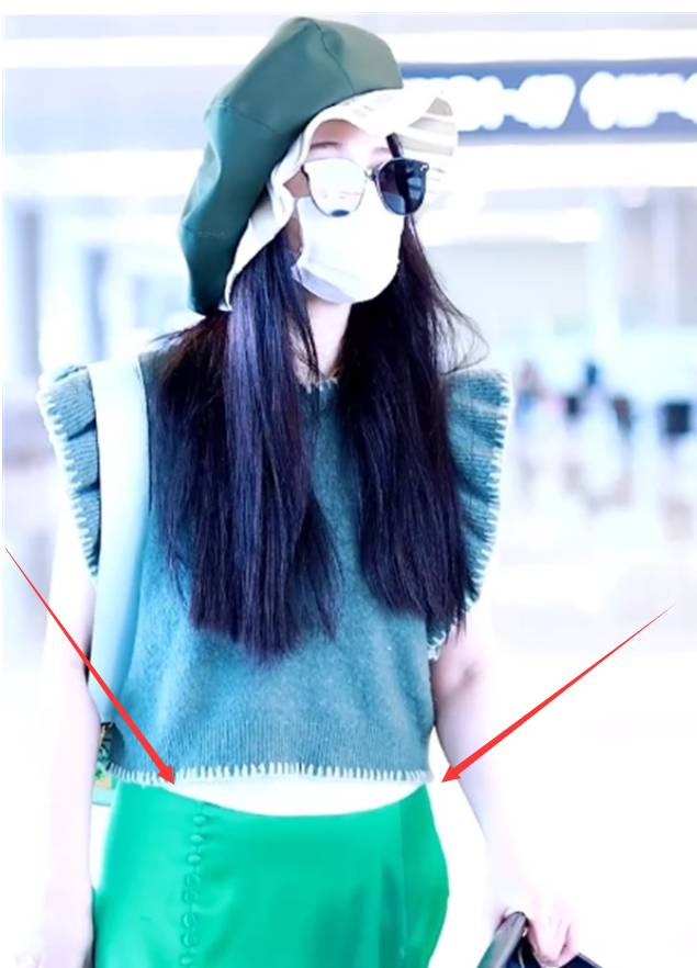 范冰冰|范冰冰和妈妈现身机场，小腹突出太明显，被指是：正常的中年发福